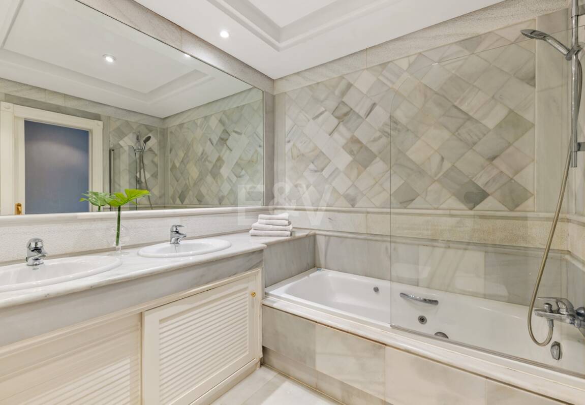 Apartamento frente al mar con acceso directo al paseo marítimo en complejo residencial premium