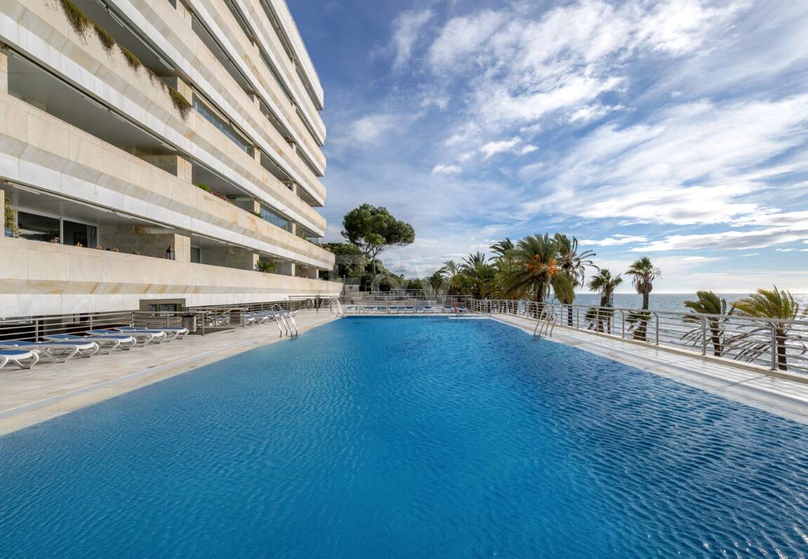 Apartamento frente al mar con acceso directo al paseo marítimo en complejo residencial premium