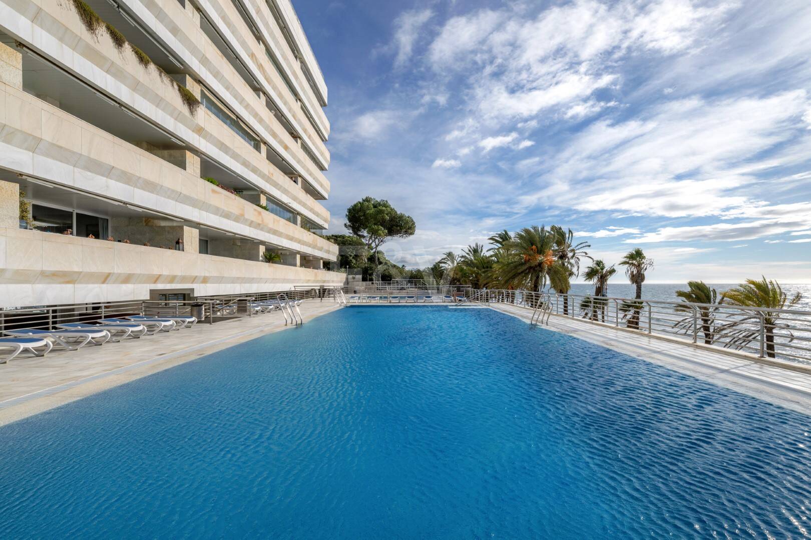 Appartement en front de mer avec accès direct promenade dans un complexe résidentiel Premium