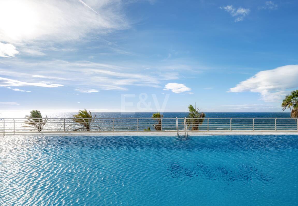 Apartamento frente al mar con acceso directo al paseo marítimo en complejo residencial premium