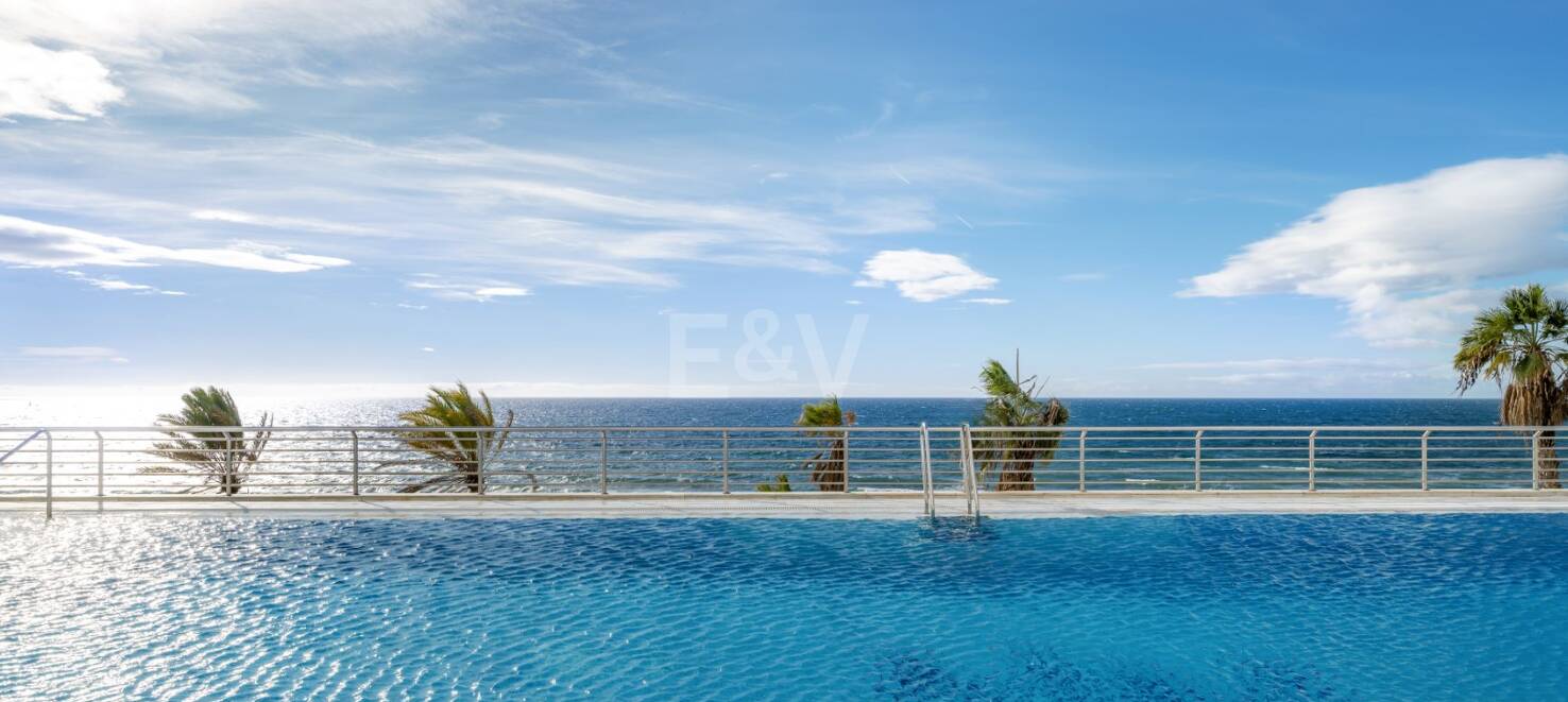 Apartamento frente al mar con acceso directo al paseo marítimo en complejo residencial premium