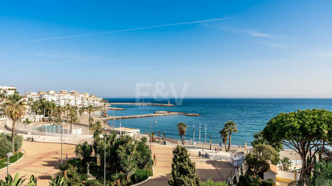 Modern lägenhet med havsutsikt i Puerto Banús
