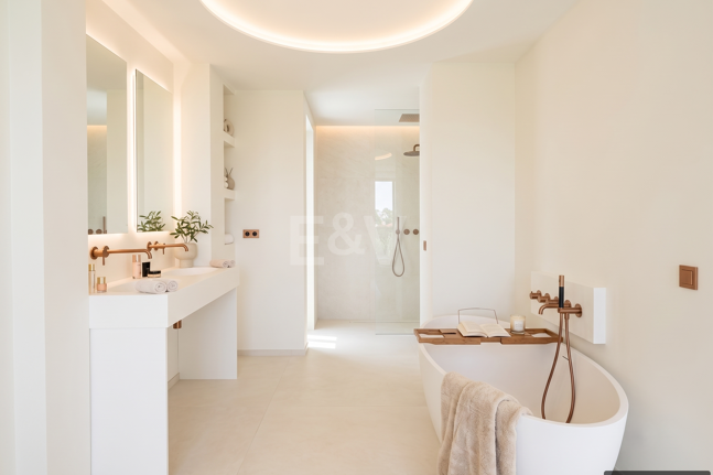 Modern Apartment with Sea Views in Puerto Banús