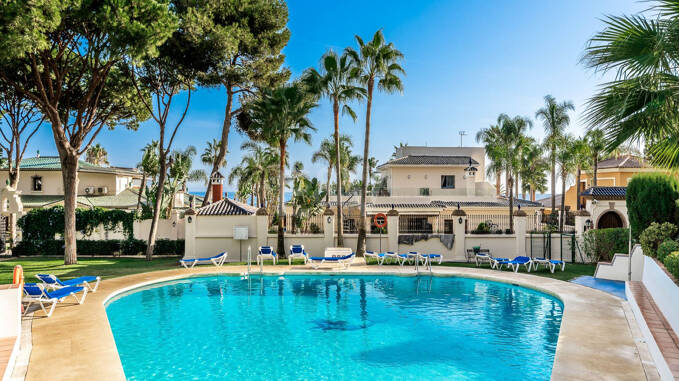 Modern lägenhet med havsutsikt i Puerto Banús