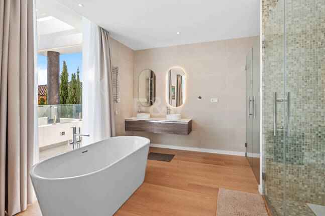 Villa moderna en ubicación privilegiada con retiro privado de bienestar y garaje para seis coches