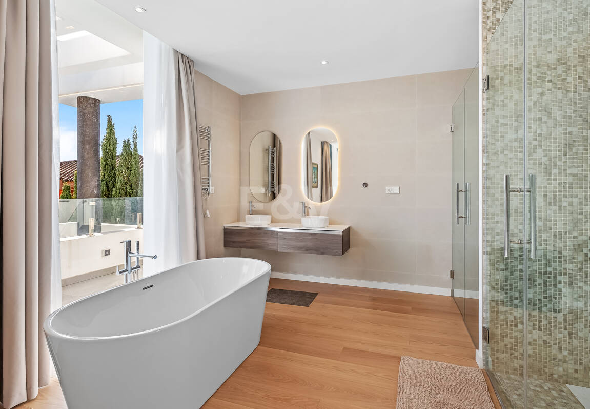 Villa moderna en ubicación privilegiada con retiro privado de bienestar y garaje para seis coches