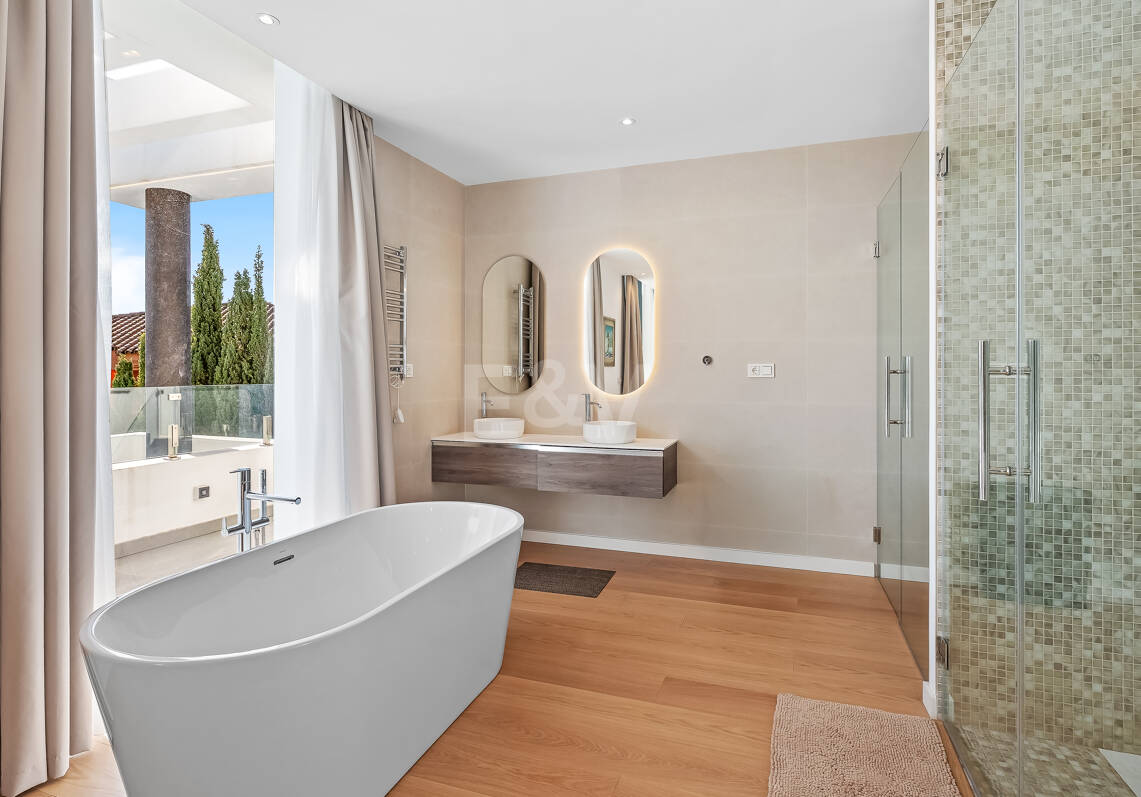 Modern Villa i Prime Location med Private Wellness Retreat och Six-Car Garage
