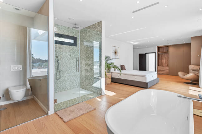 Villa moderna en ubicación privilegiada con retiro privado de bienestar y garaje para seis coches