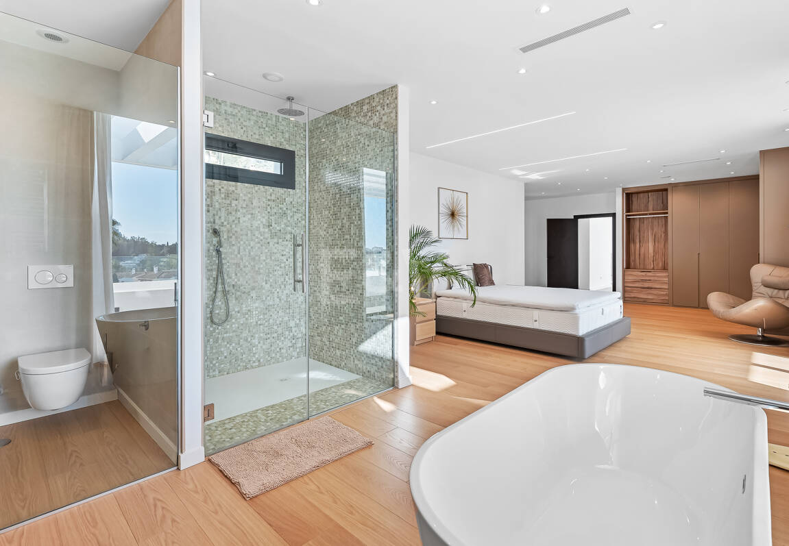 Villa moderna en ubicación privilegiada con retiro privado de bienestar y garaje para seis coches