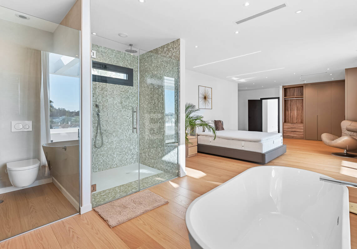 Modern Villa i Prime Location med Private Wellness Retreat och Six-Car Garage