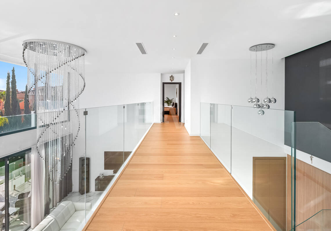 Modern Villa i Prime Location med Private Wellness Retreat och Six-Car Garage