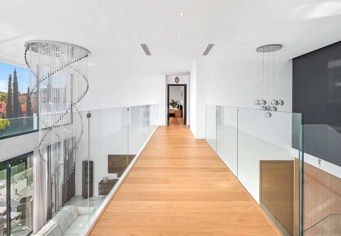 Villa moderna en ubicación privilegiada con retiro privado de bienestar y garaje para seis coches