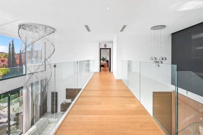 Villa moderna en ubicación privilegiada con retiro privado de bienestar y garaje para seis coches