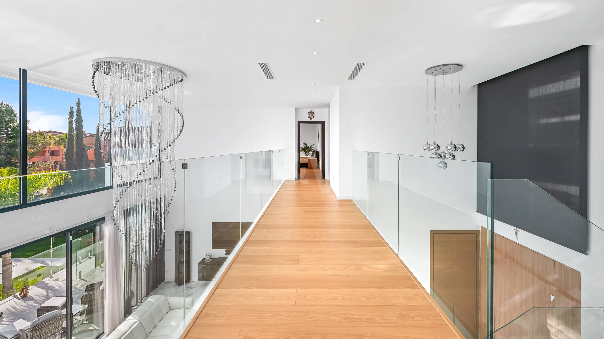 Villa moderne en emplacement privilégié avec retraite de bien-être privé et garage à six voitures