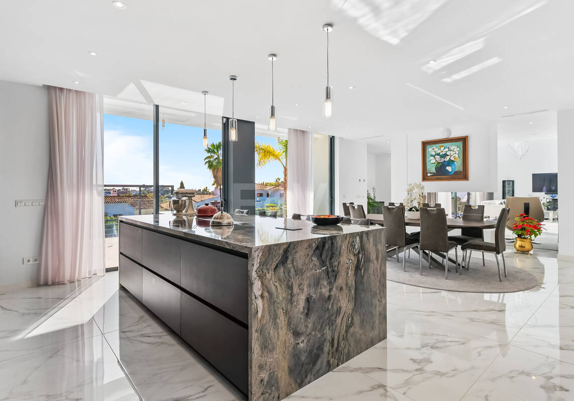 Modern Villa i Prime Location med Private Wellness Retreat och Six-Car Garage