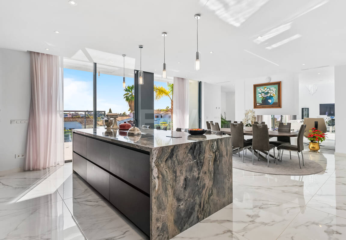 Villa moderna en ubicación privilegiada con retiro privado de bienestar y garaje para seis coches