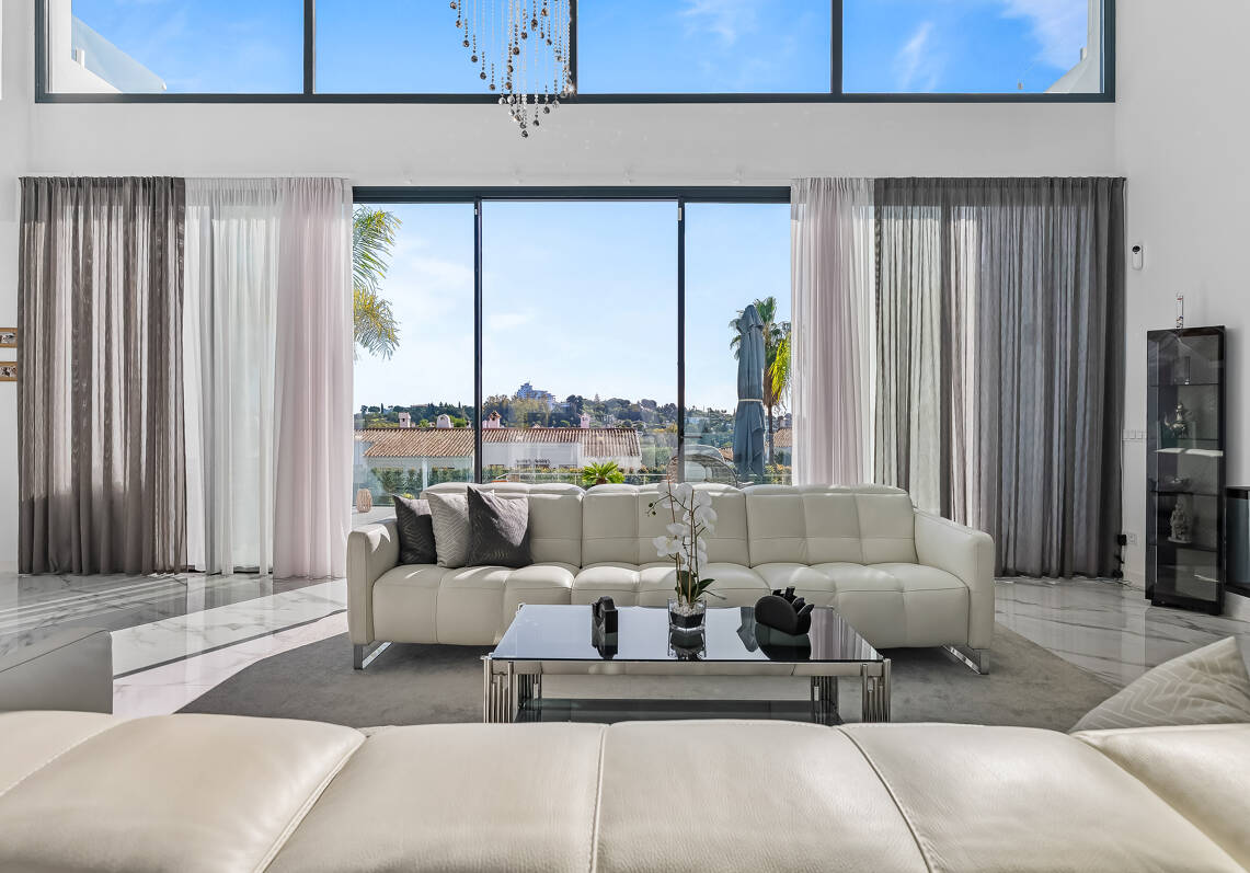 Modern Villa i Prime Location med Private Wellness Retreat och Six-Car Garage