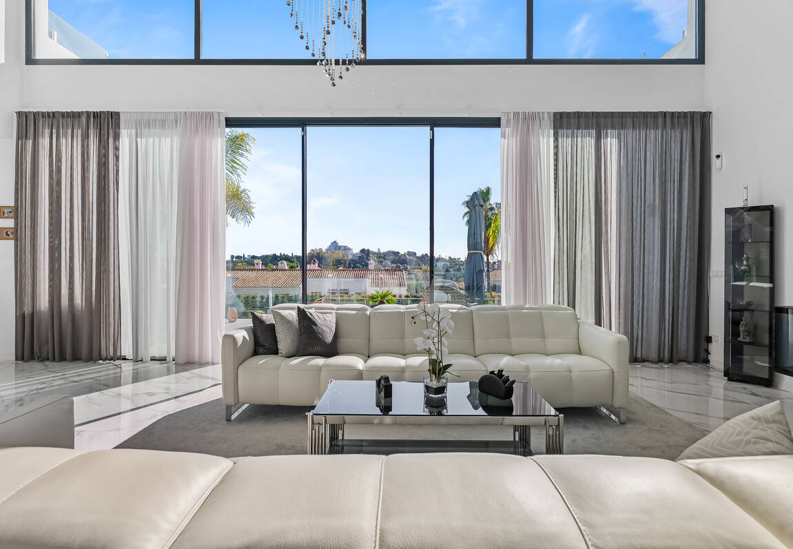 Villa moderna en ubicación privilegiada con retiro privado de bienestar y garaje para seis coches