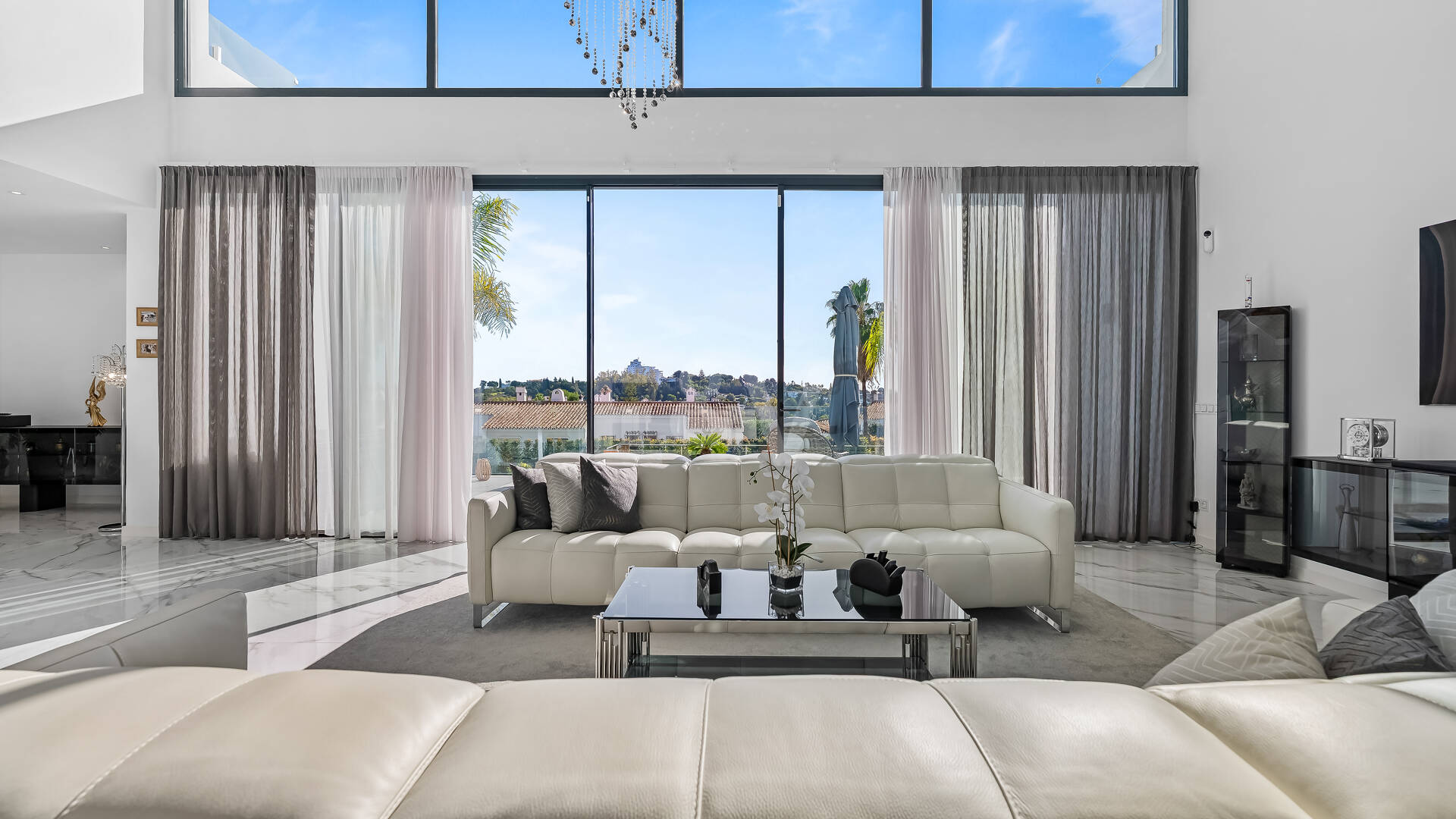 Villa moderne en emplacement privilégié avec retraite de bien-être privé et garage à six voitures