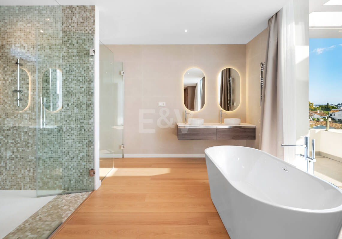 Modern Villa i Prime Location med Private Wellness Retreat och Six-Car Garage
