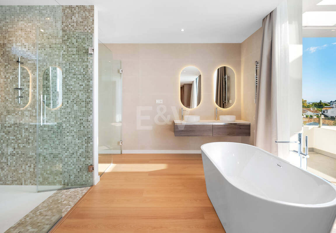 Villa moderna en ubicación privilegiada con retiro privado de bienestar y garaje para seis coches