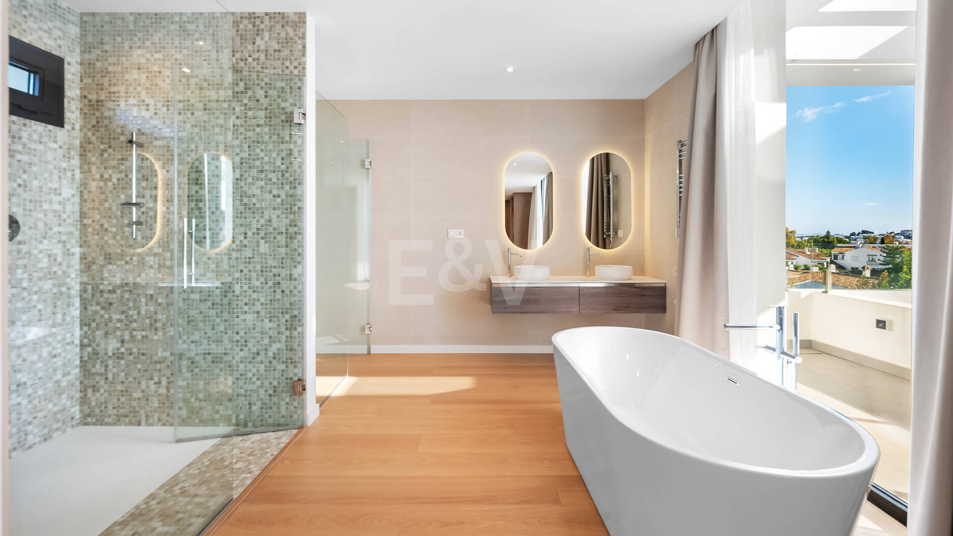 Villa moderne en emplacement privilégié avec retraite de bien-être privé et garage à six voitures