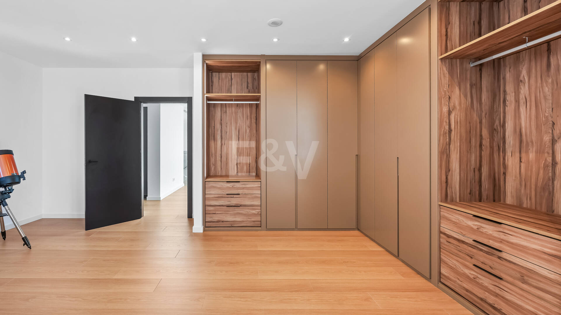 Villa moderne en emplacement privilégié avec retraite de bien-être privé et garage à six voitures