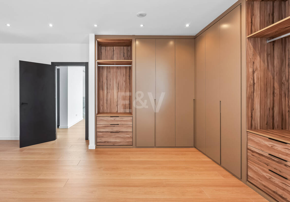Modern Villa i Prime Location med Private Wellness Retreat och Six-Car Garage