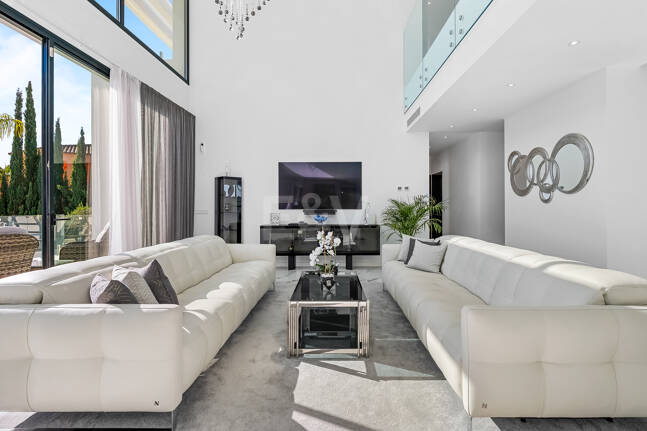 Villa moderna en ubicación privilegiada con retiro privado de bienestar y garaje para seis coches