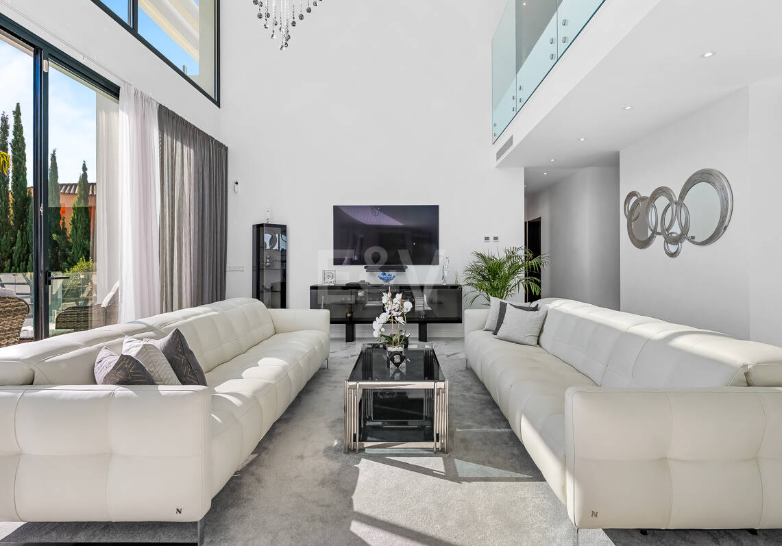 Modern Villa i Prime Location med Private Wellness Retreat och Six-Car Garage