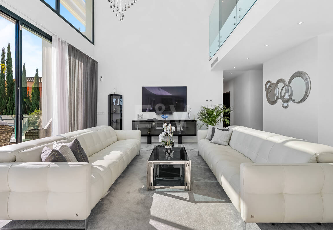 Villa moderna en ubicación privilegiada con retiro privado de bienestar y garaje para seis coches