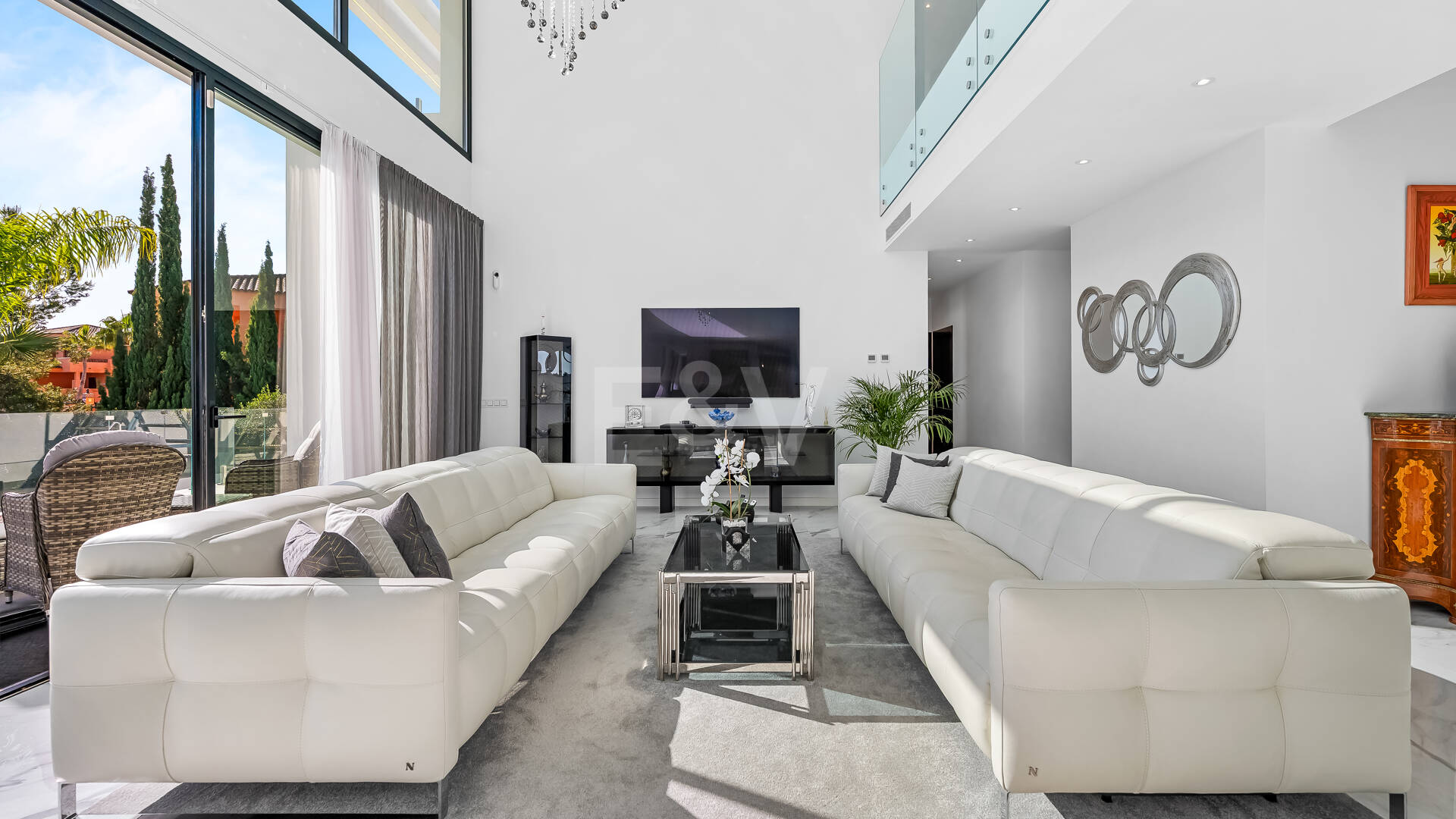 Villa moderne en emplacement privilégié avec retraite de bien-être privé et garage à six voitures