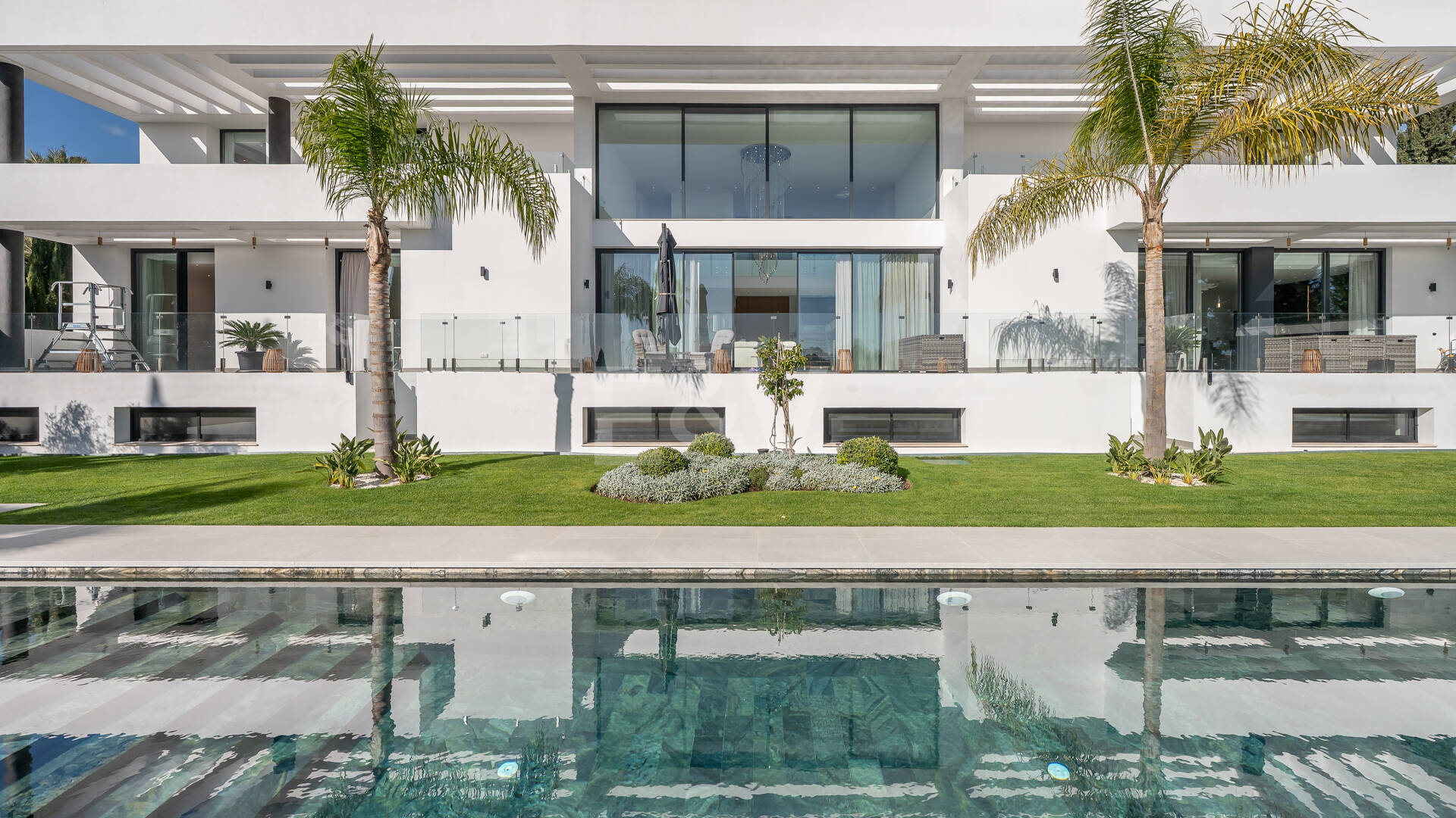 Villa moderne en emplacement privilégié avec retraite de bien-être privé et garage à six voitures