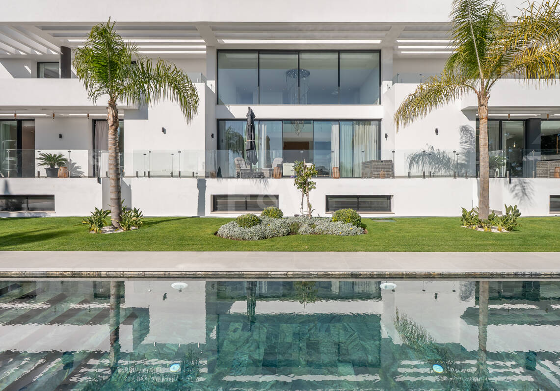 Modern Villa i Prime Location med Private Wellness Retreat och Six-Car Garage