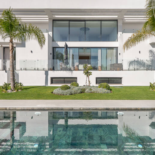 Villa moderna en ubicación privilegiada con retiro privado de bienestar y garaje para seis coches