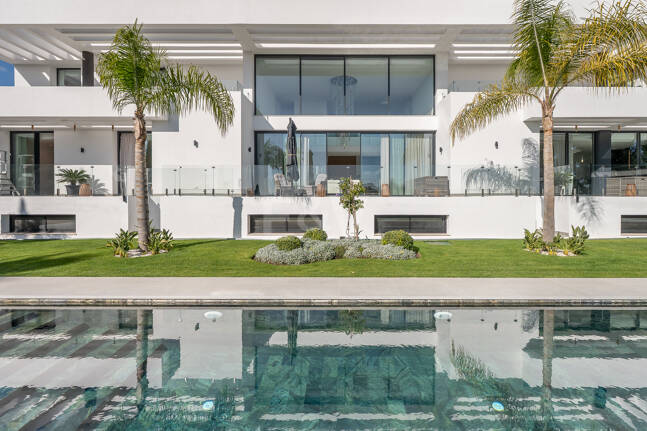 Villa moderna en ubicación privilegiada con retiro privado de bienestar y garaje para seis coches