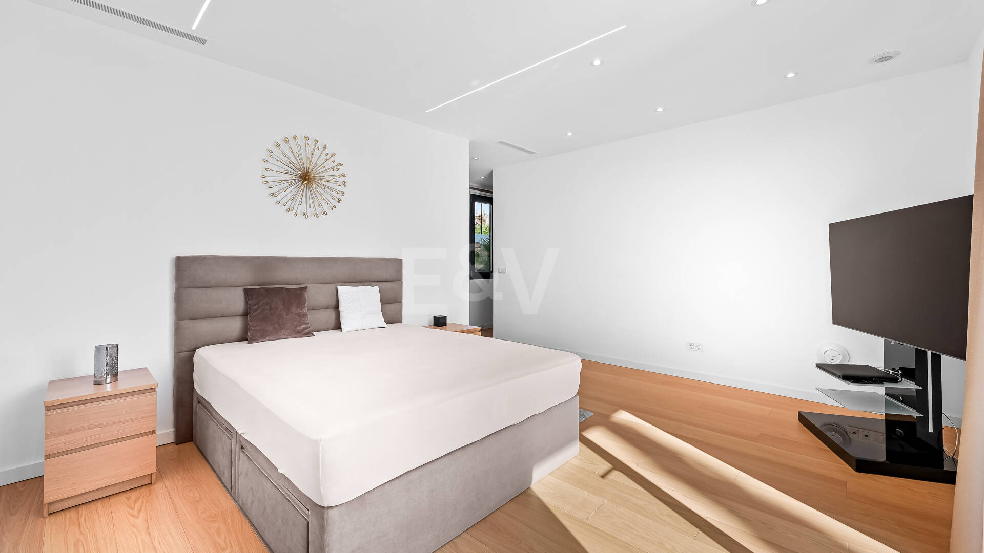 Villa moderne en emplacement privilégié avec retraite de bien-être privé et garage à six voitures