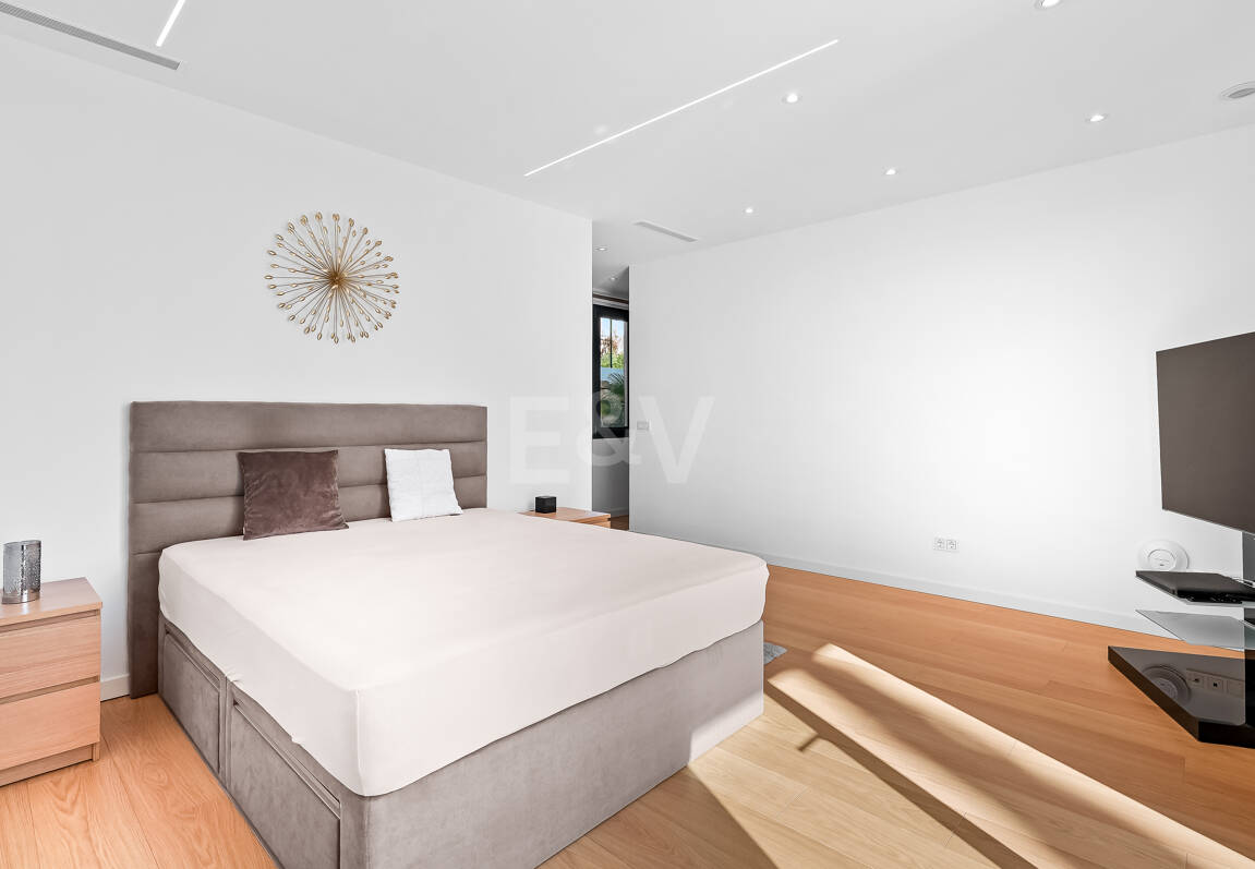 Villa moderna en ubicación privilegiada con retiro privado de bienestar y garaje para seis coches