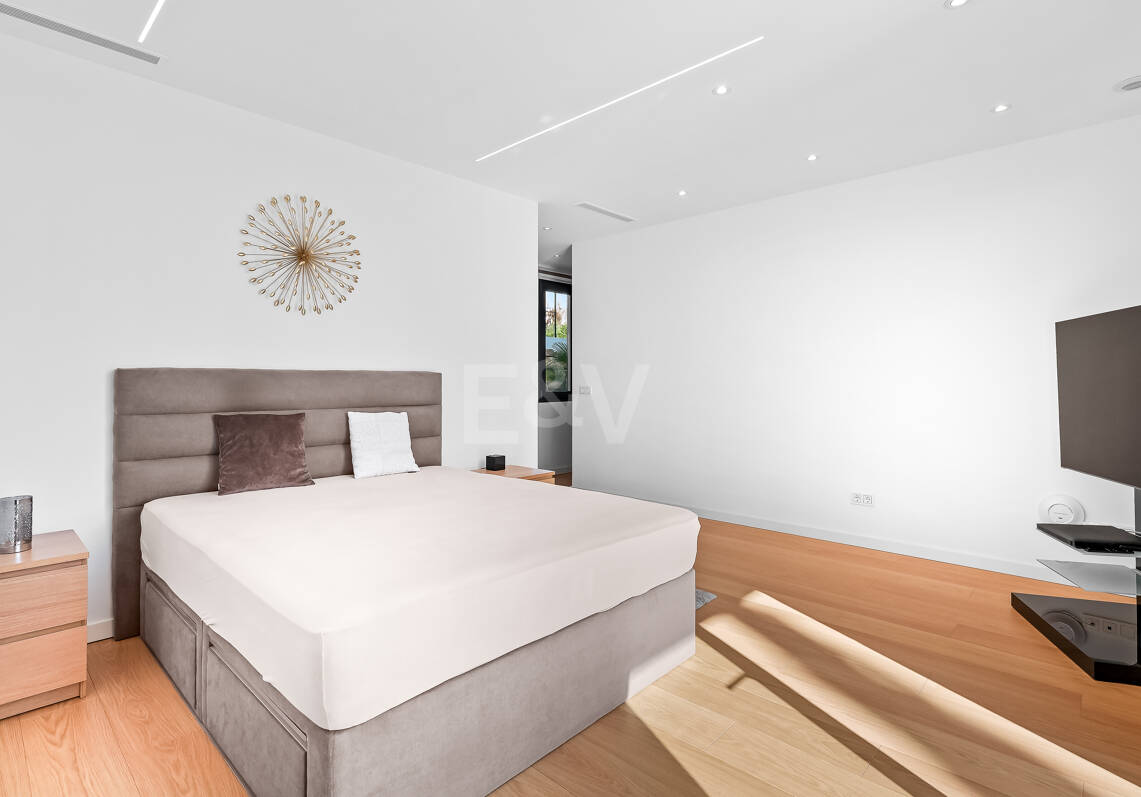 Modern Villa i Prime Location med Private Wellness Retreat och Six-Car Garage