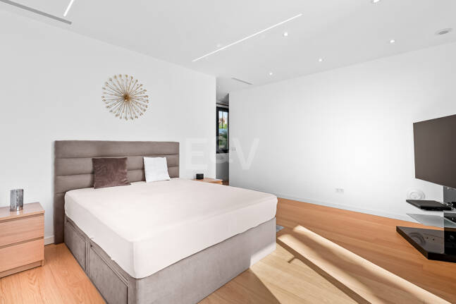 Villa moderna en ubicación privilegiada con retiro privado de bienestar y garaje para seis coches