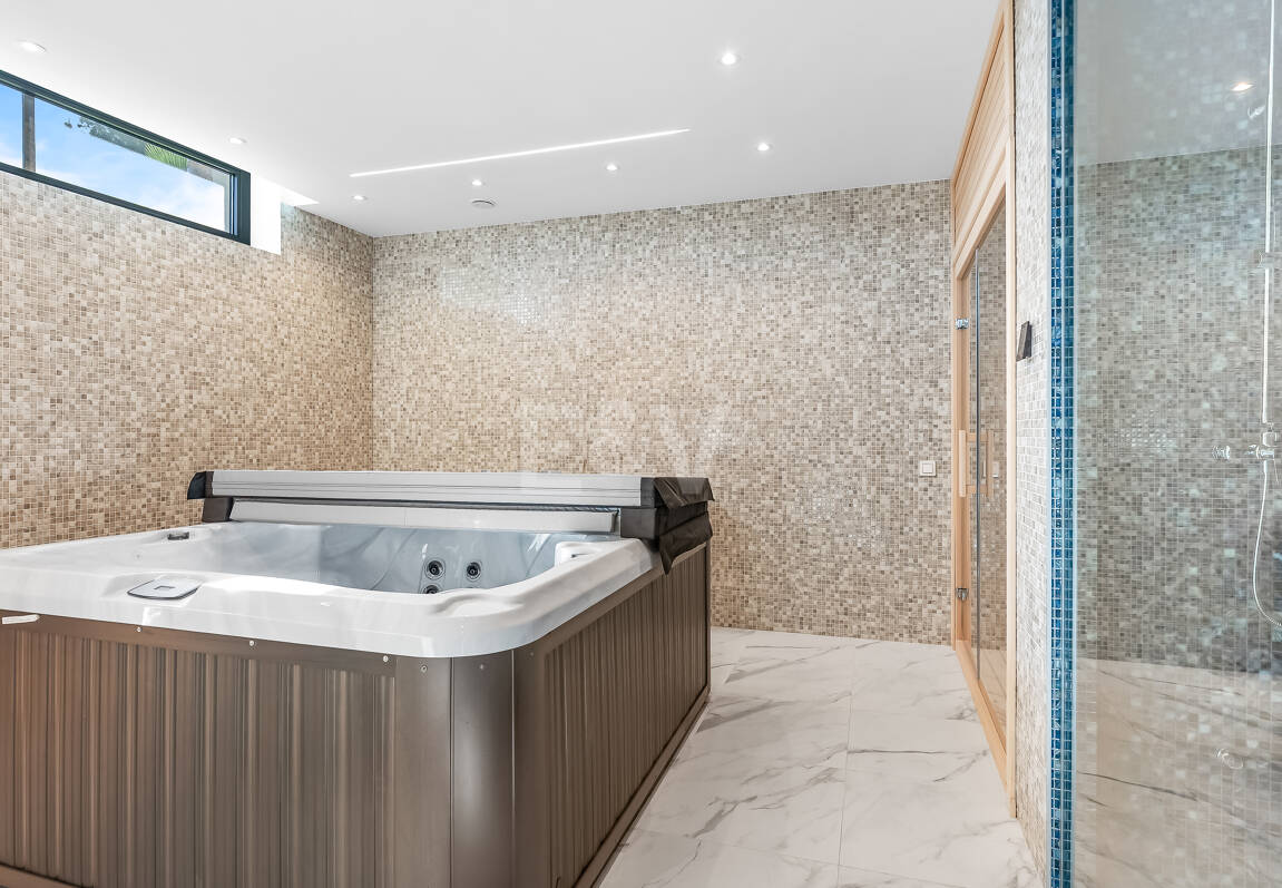 Villa moderna en ubicación privilegiada con retiro privado de bienestar y garaje para seis coches