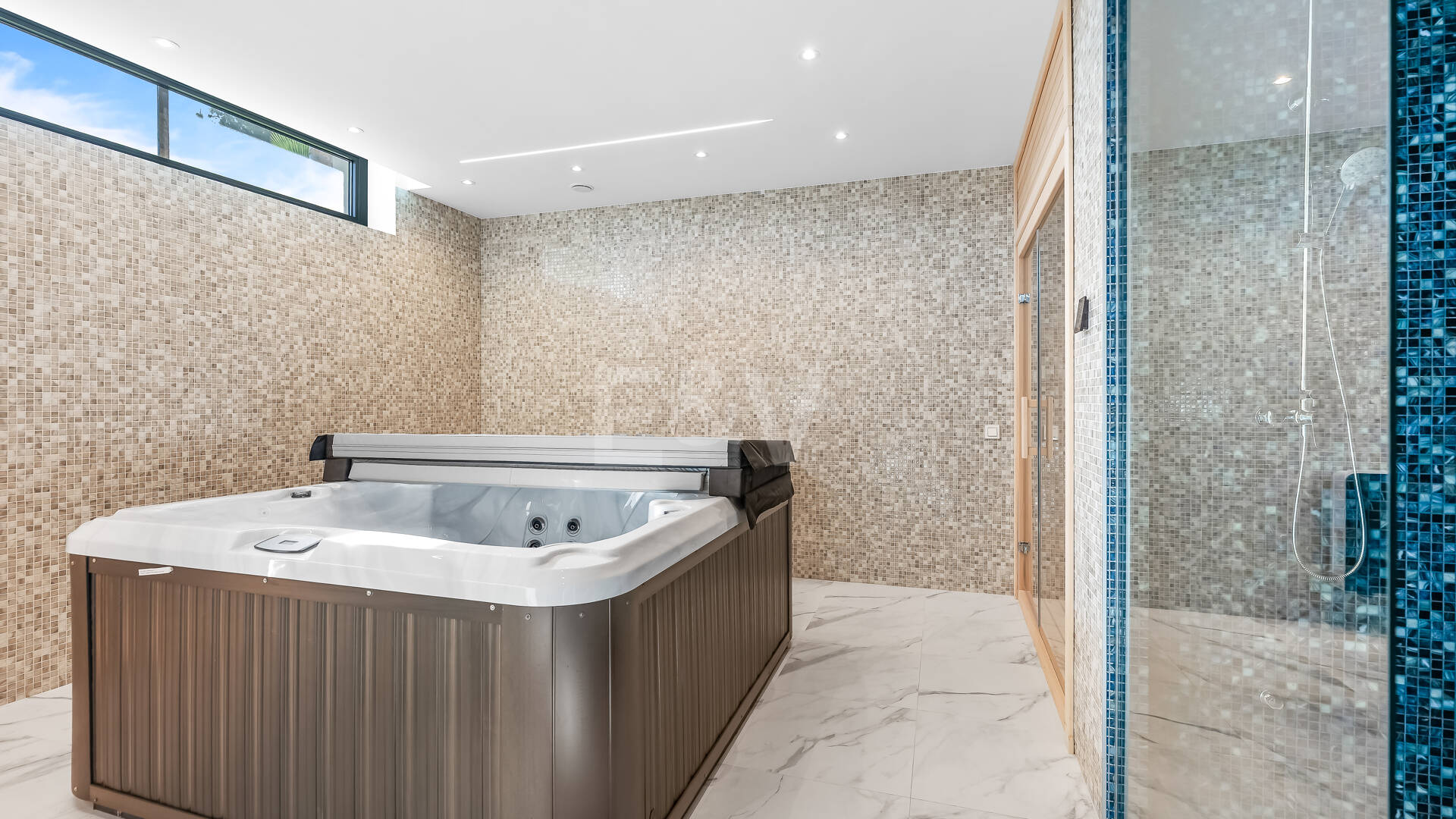 Villa moderne en emplacement privilégié avec retraite de bien-être privé et garage à six voitures