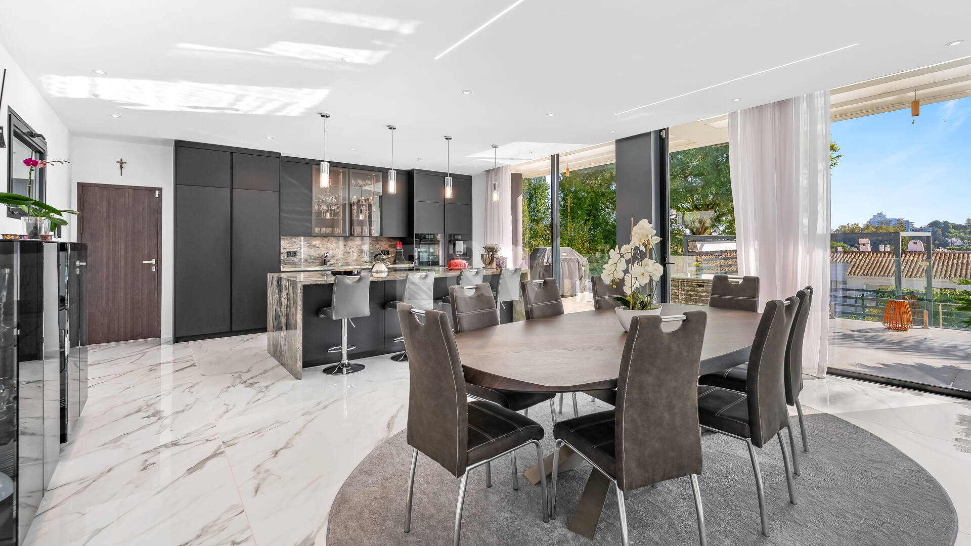 Villa moderne en emplacement privilégié avec retraite de bien-être privé et garage à six voitures