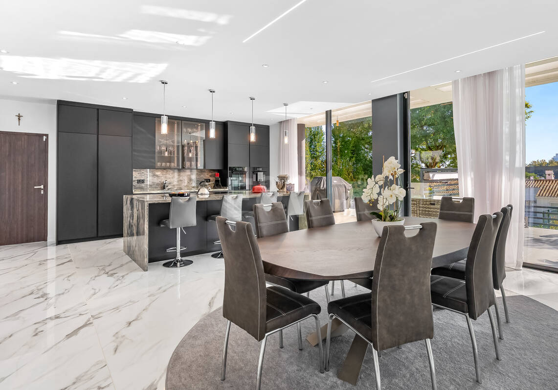 Modern Villa i Prime Location med Private Wellness Retreat och Six-Car Garage