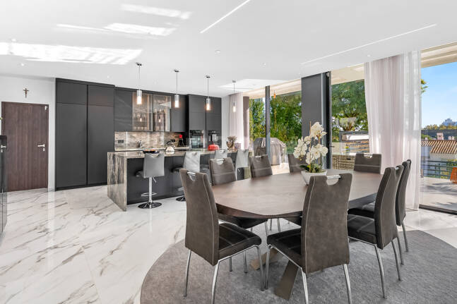 Villa moderna en ubicación privilegiada con retiro privado de bienestar y garaje para seis coches