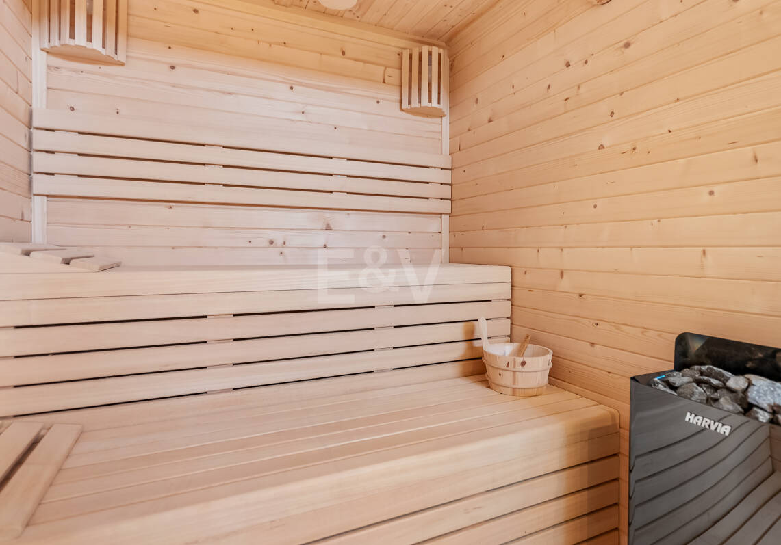 Modern Villa i Prime Location med Private Wellness Retreat och Six-Car Garage