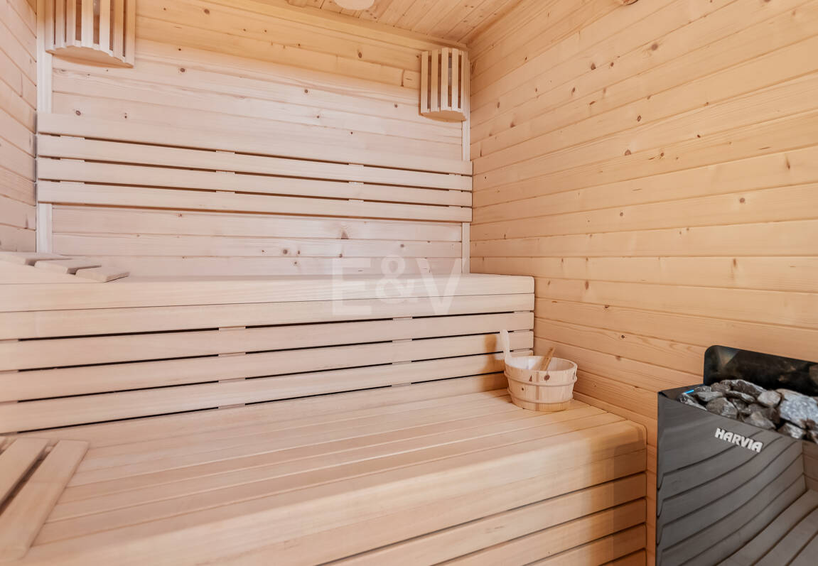 Villa moderna en ubicación privilegiada con retiro privado de bienestar y garaje para seis coches