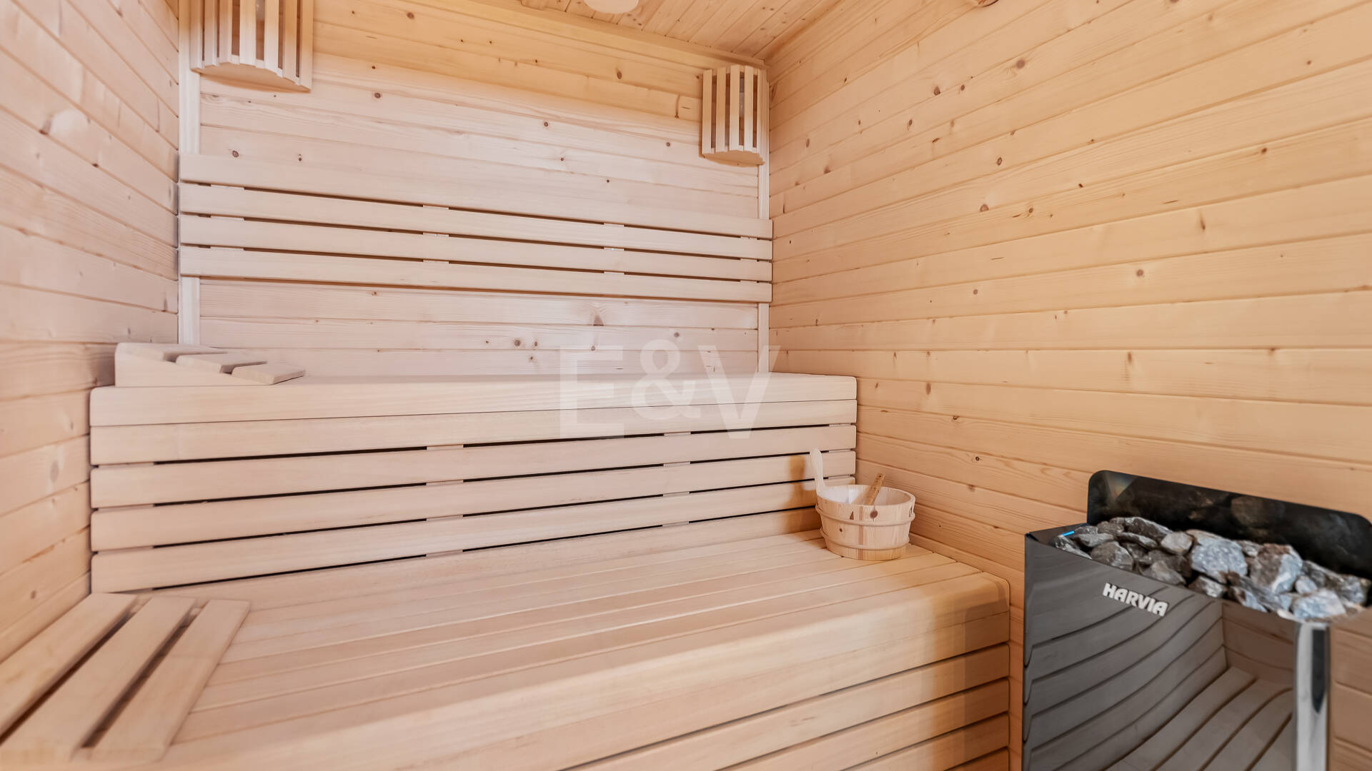 Villa moderne en emplacement privilégié avec retraite de bien-être privé et garage à six voitures