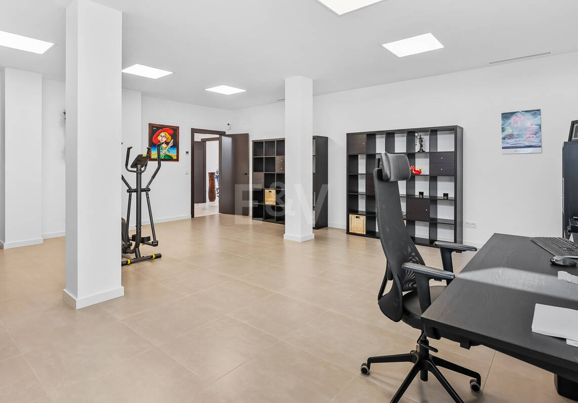 Modern Villa i Prime Location med Private Wellness Retreat och Six-Car Garage