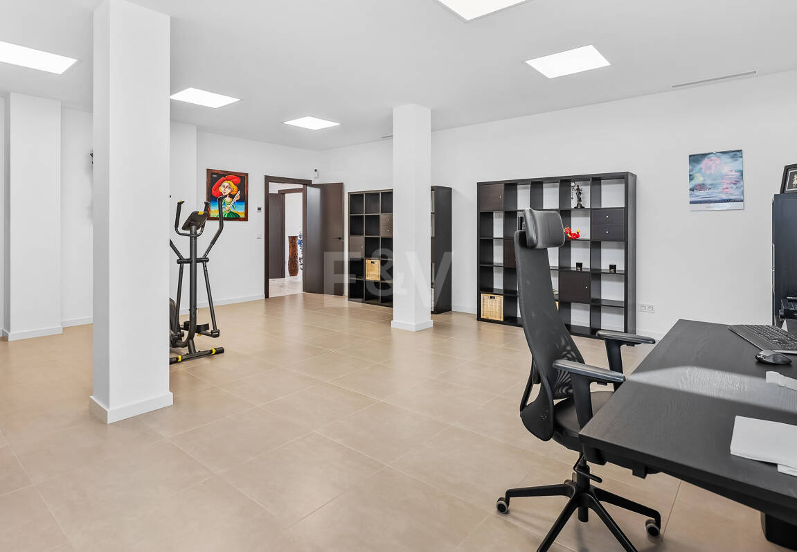 Villa moderna en ubicación privilegiada con retiro privado de bienestar y garaje para seis coches